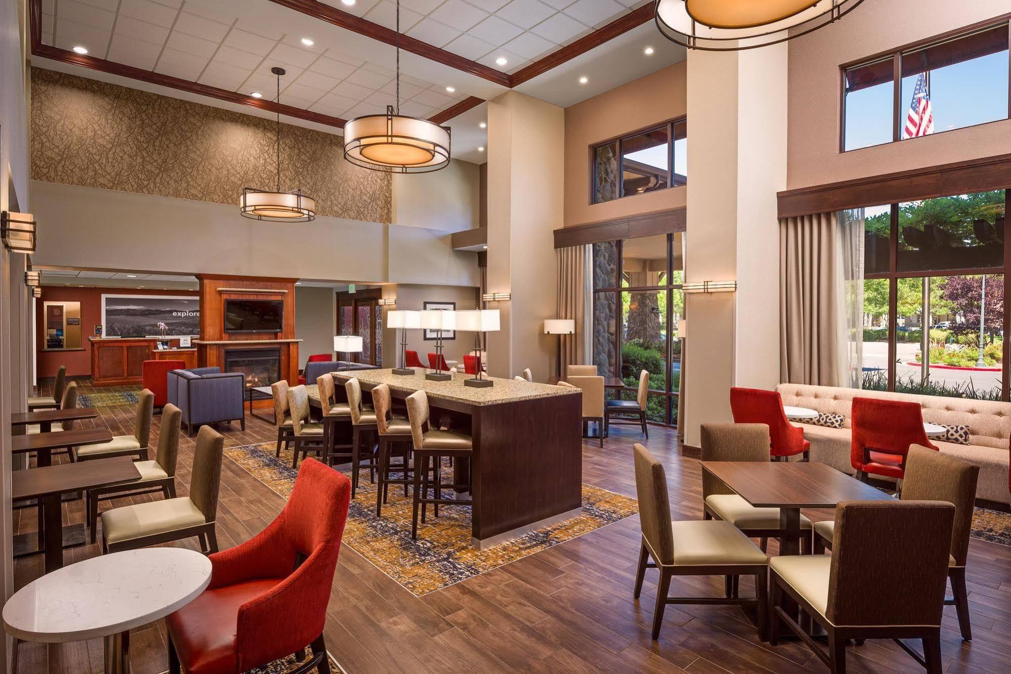 Hampton Inn & Suites Windsor-Sonoma Wine Country Екстериор снимка