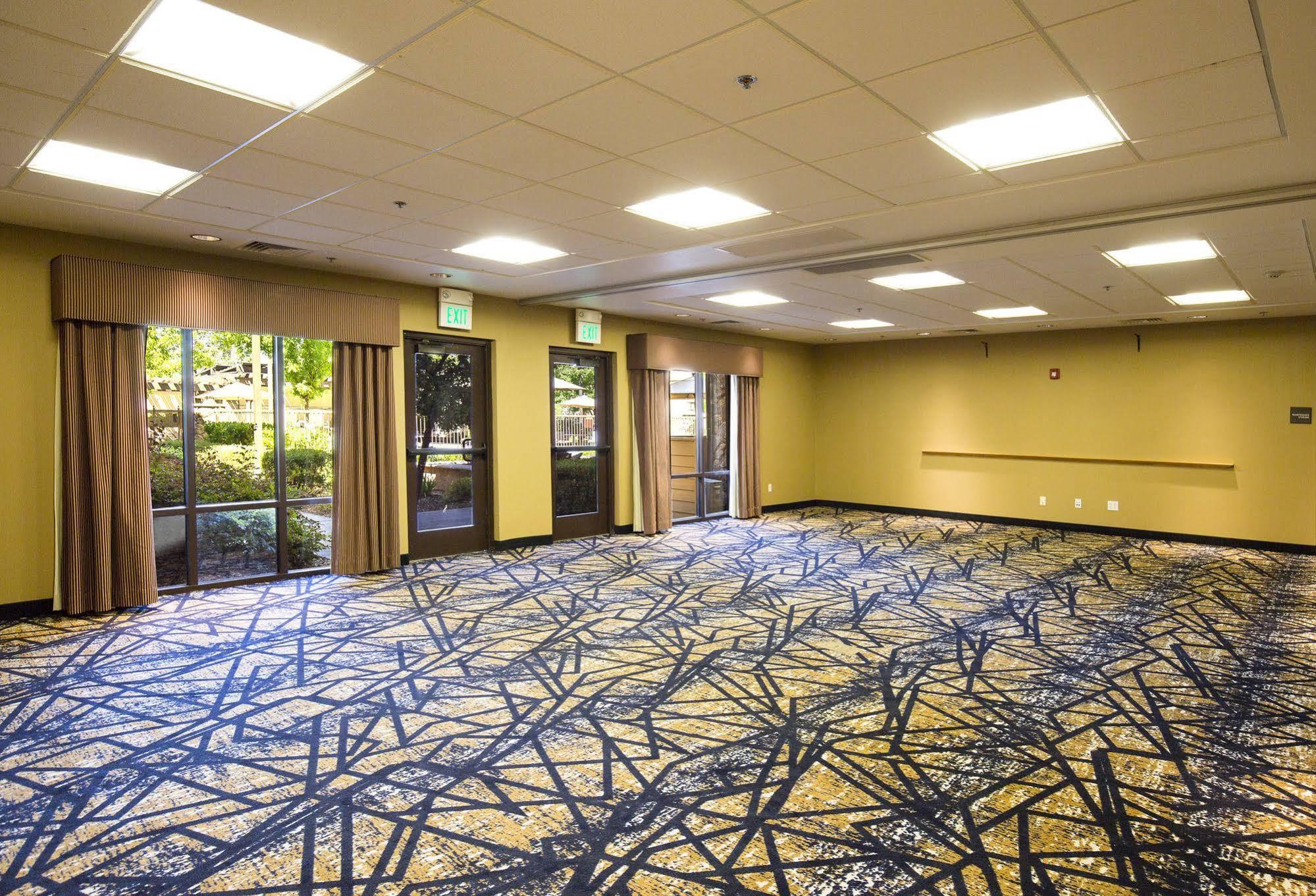 Hampton Inn & Suites Windsor-Sonoma Wine Country Екстериор снимка