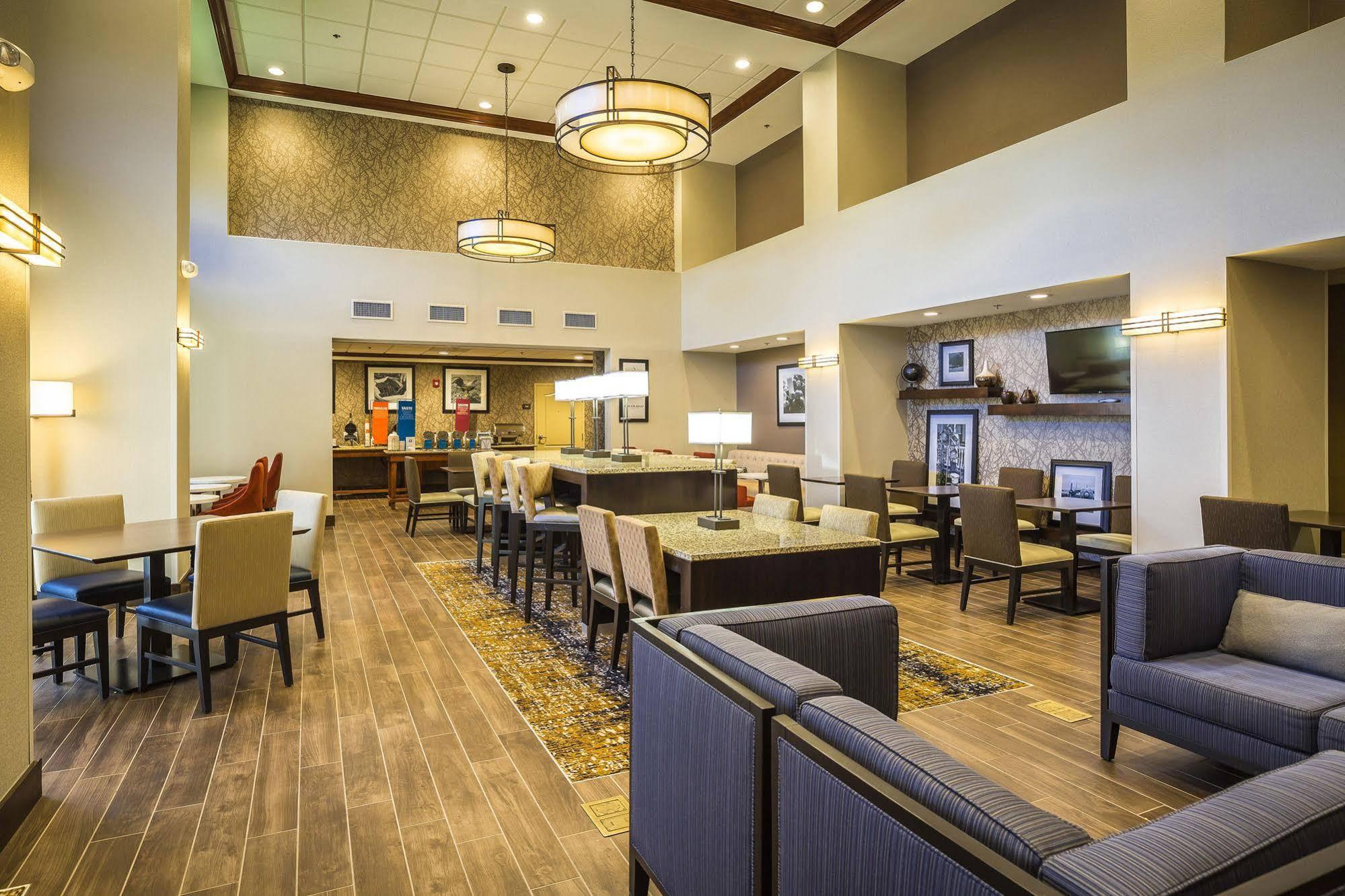 Hampton Inn & Suites Windsor-Sonoma Wine Country Екстериор снимка