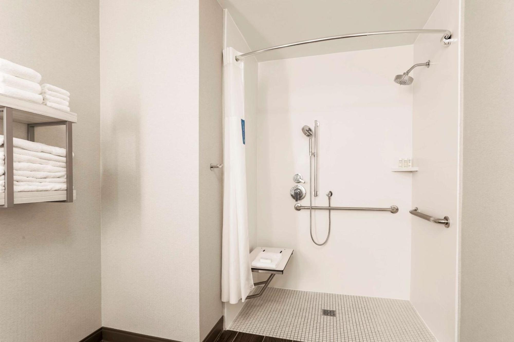 Hampton Inn & Suites Windsor-Sonoma Wine Country Екстериор снимка