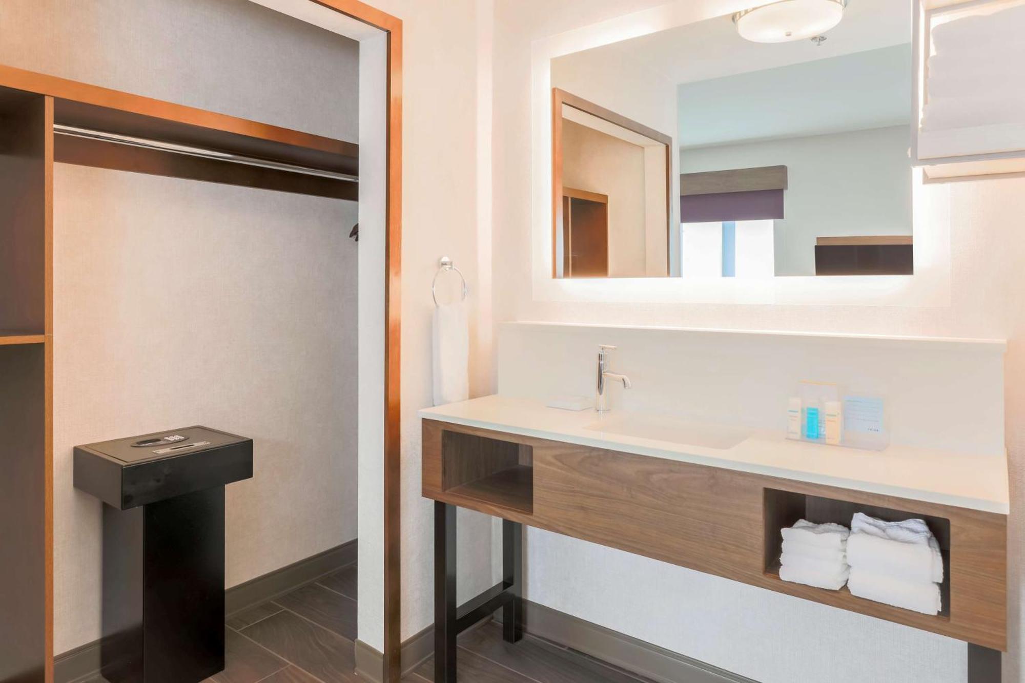 Hampton Inn & Suites Windsor-Sonoma Wine Country Екстериор снимка