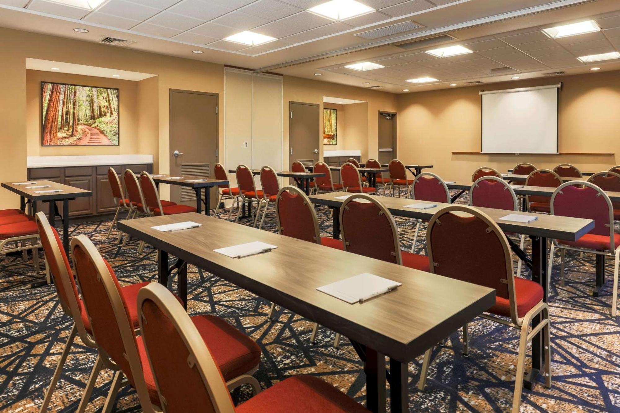 Hampton Inn & Suites Windsor-Sonoma Wine Country Екстериор снимка