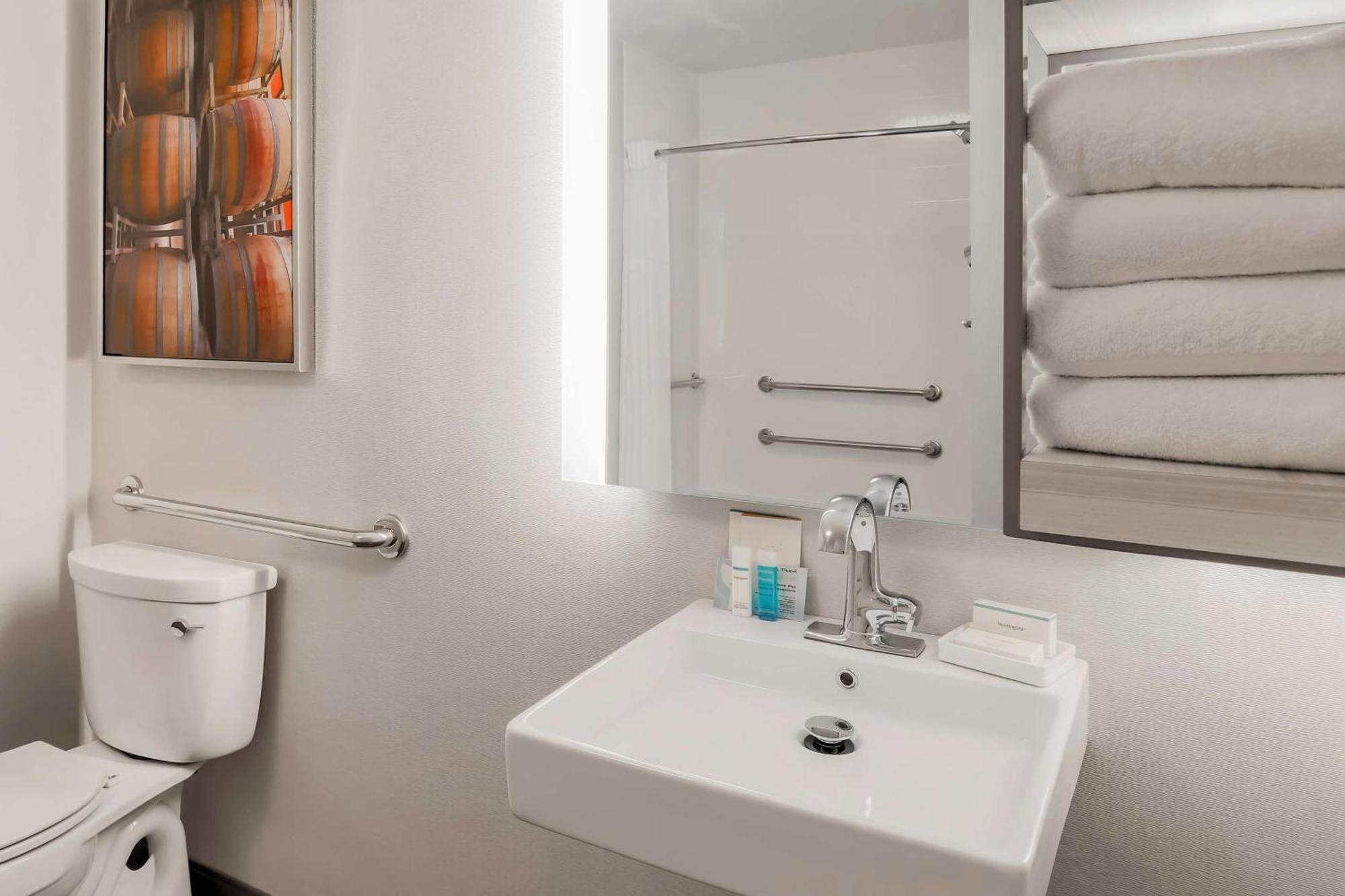 Hampton Inn & Suites Windsor-Sonoma Wine Country Екстериор снимка