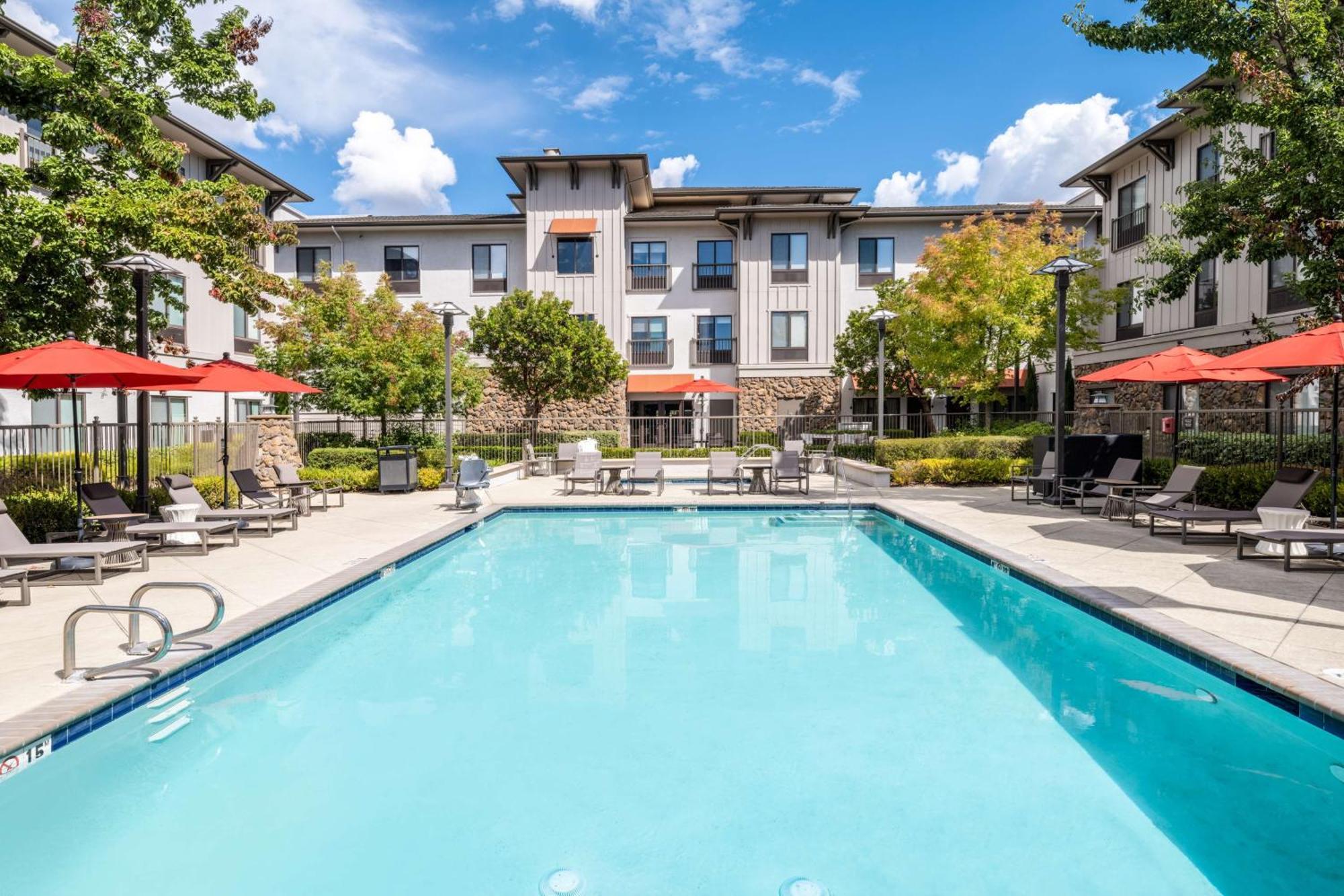 Hampton Inn & Suites Windsor-Sonoma Wine Country Екстериор снимка