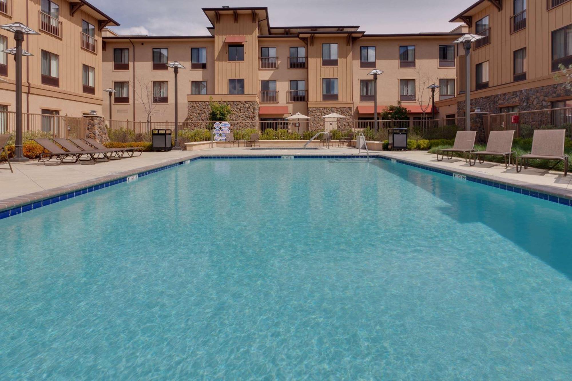 Hampton Inn & Suites Windsor-Sonoma Wine Country Екстериор снимка