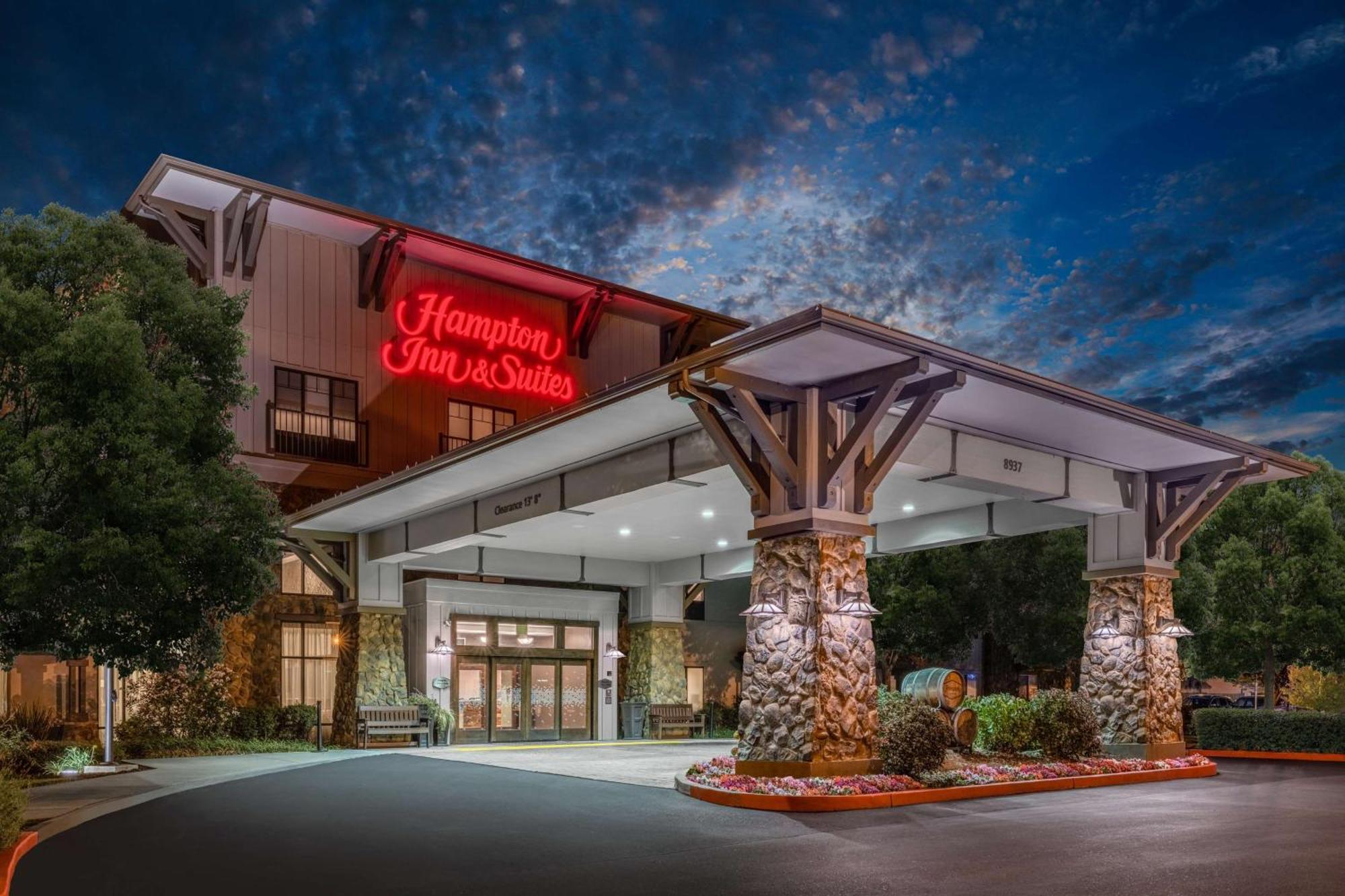 Hampton Inn & Suites Windsor-Sonoma Wine Country Екстериор снимка