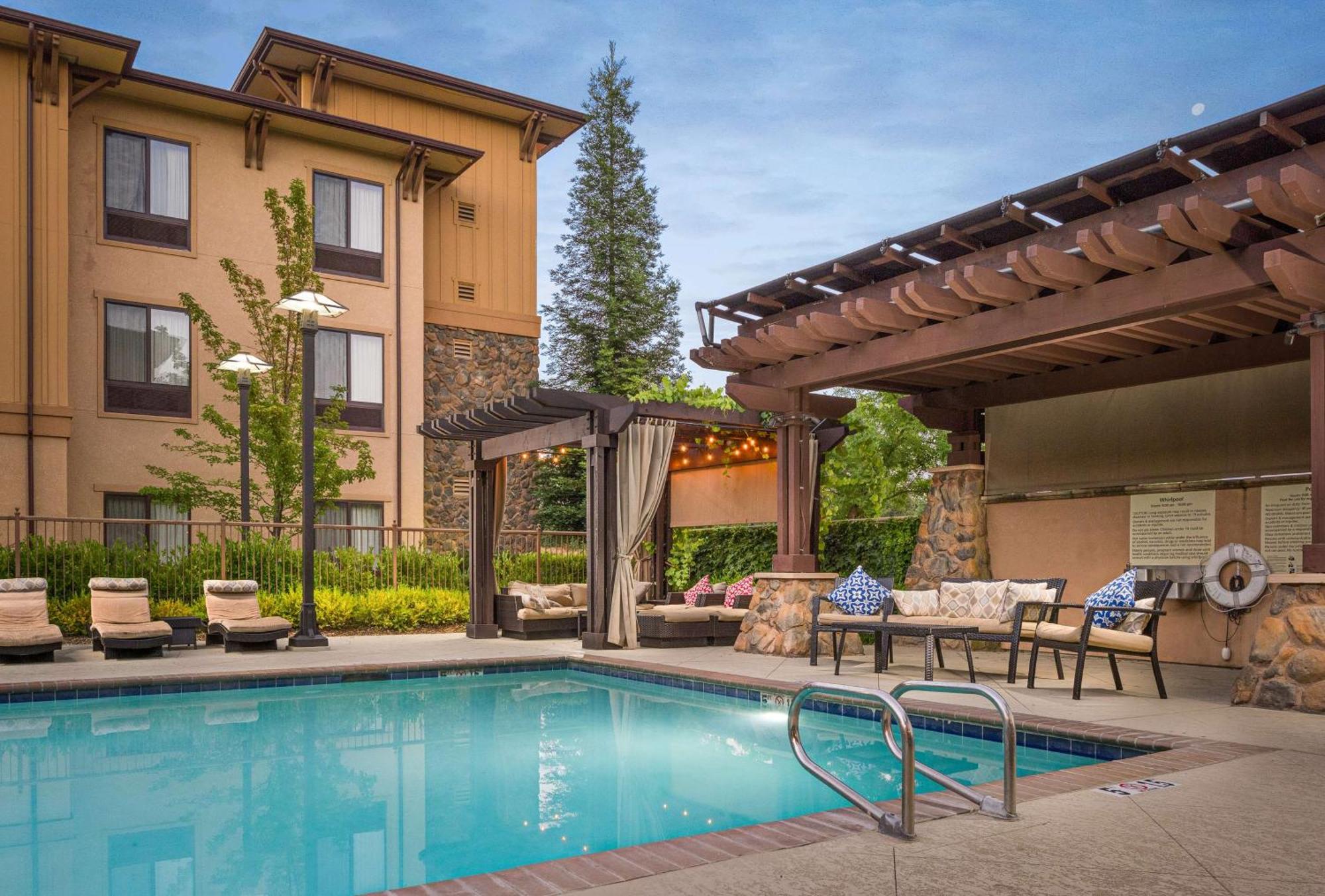 Hampton Inn & Suites Windsor-Sonoma Wine Country Екстериор снимка