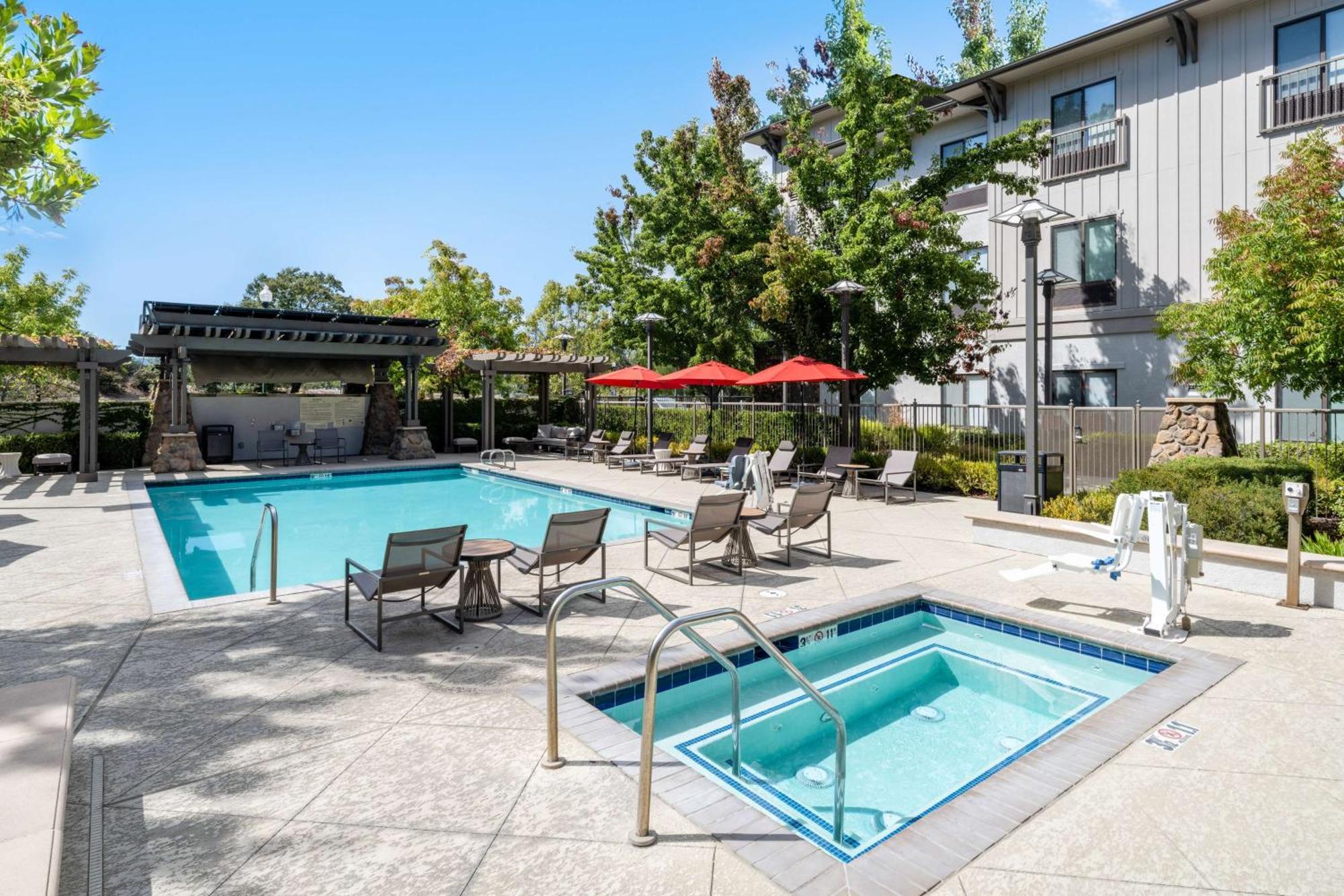 Hampton Inn & Suites Windsor-Sonoma Wine Country Екстериор снимка