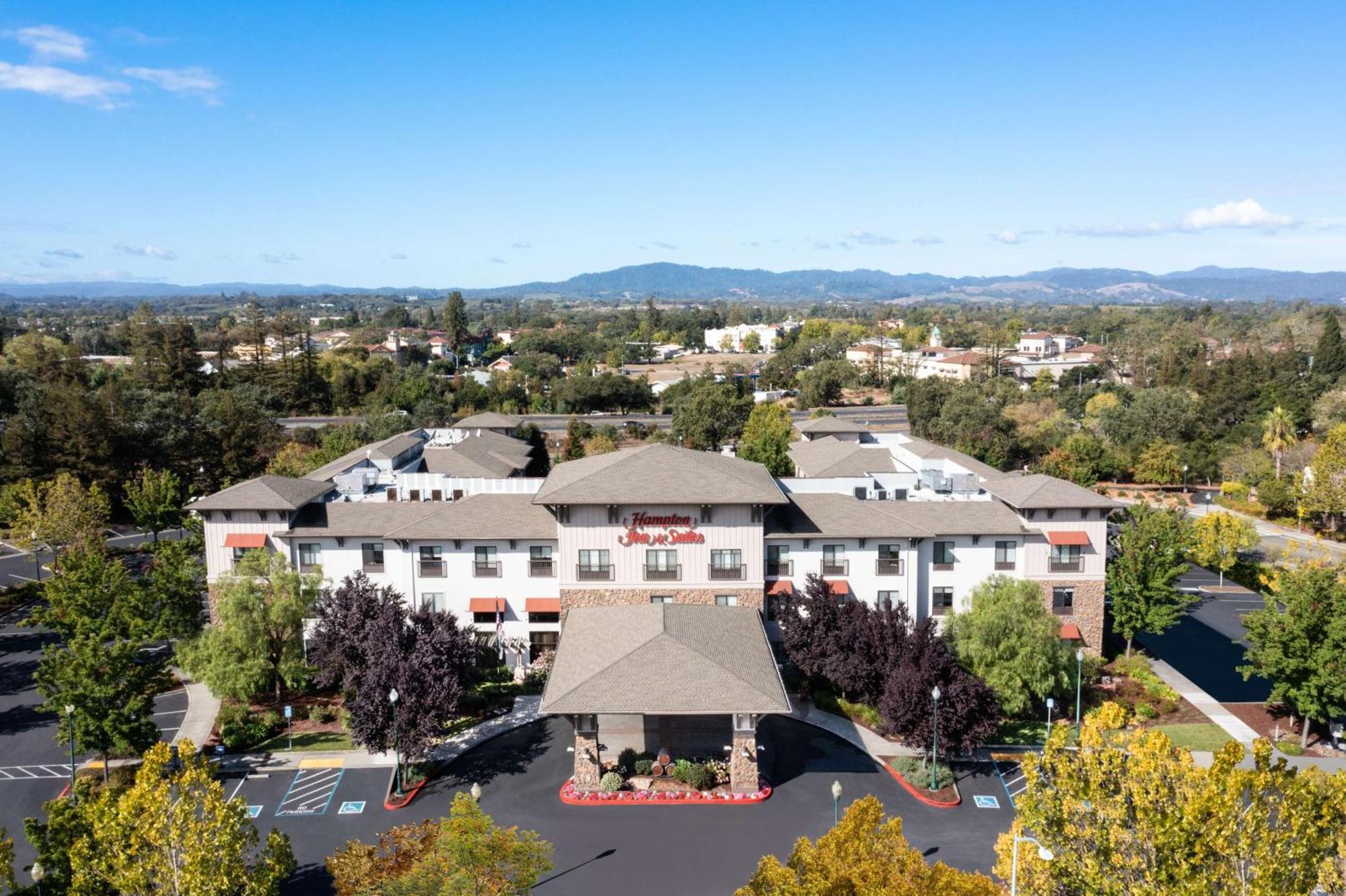 Hampton Inn & Suites Windsor-Sonoma Wine Country Екстериор снимка