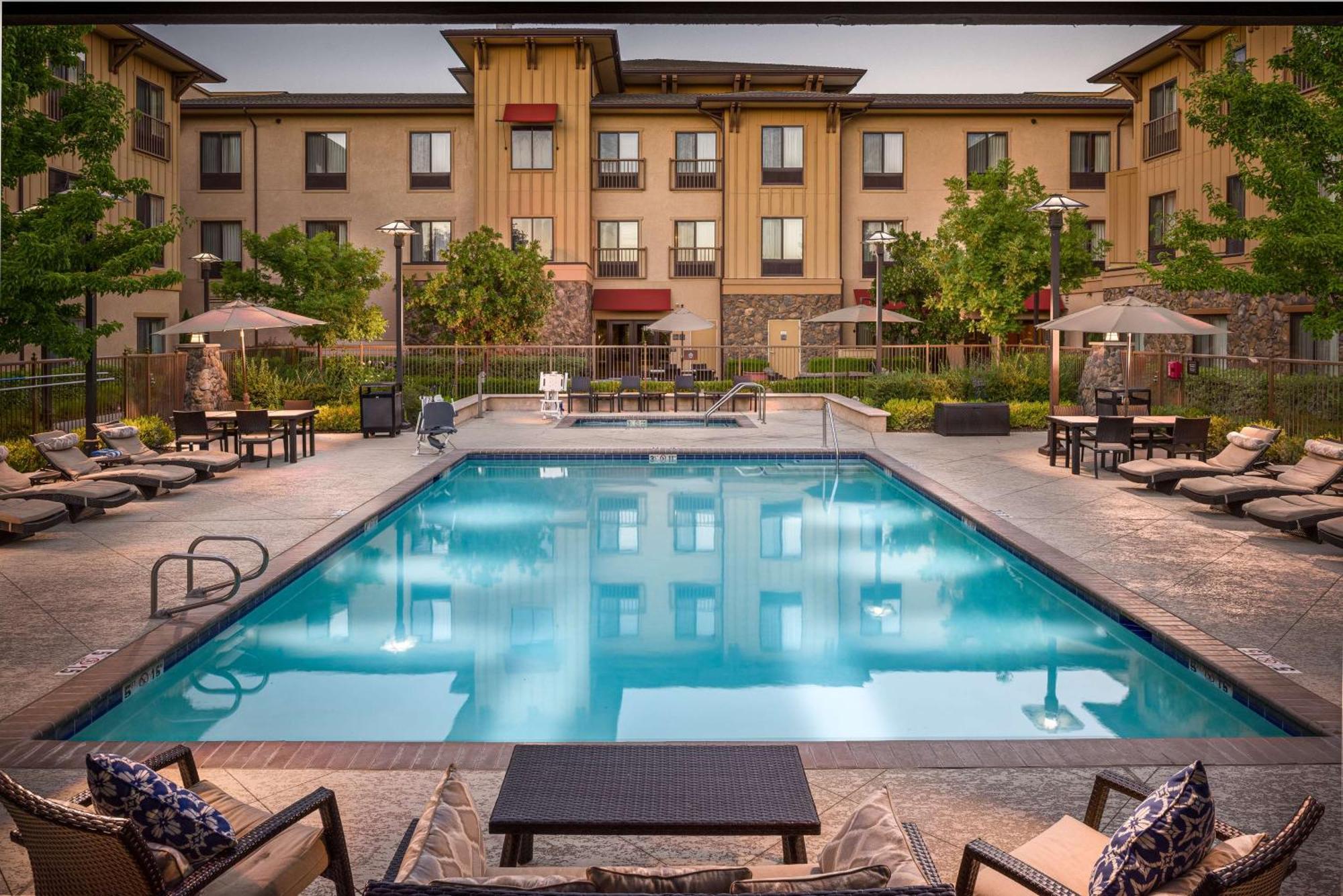 Hampton Inn & Suites Windsor-Sonoma Wine Country Екстериор снимка