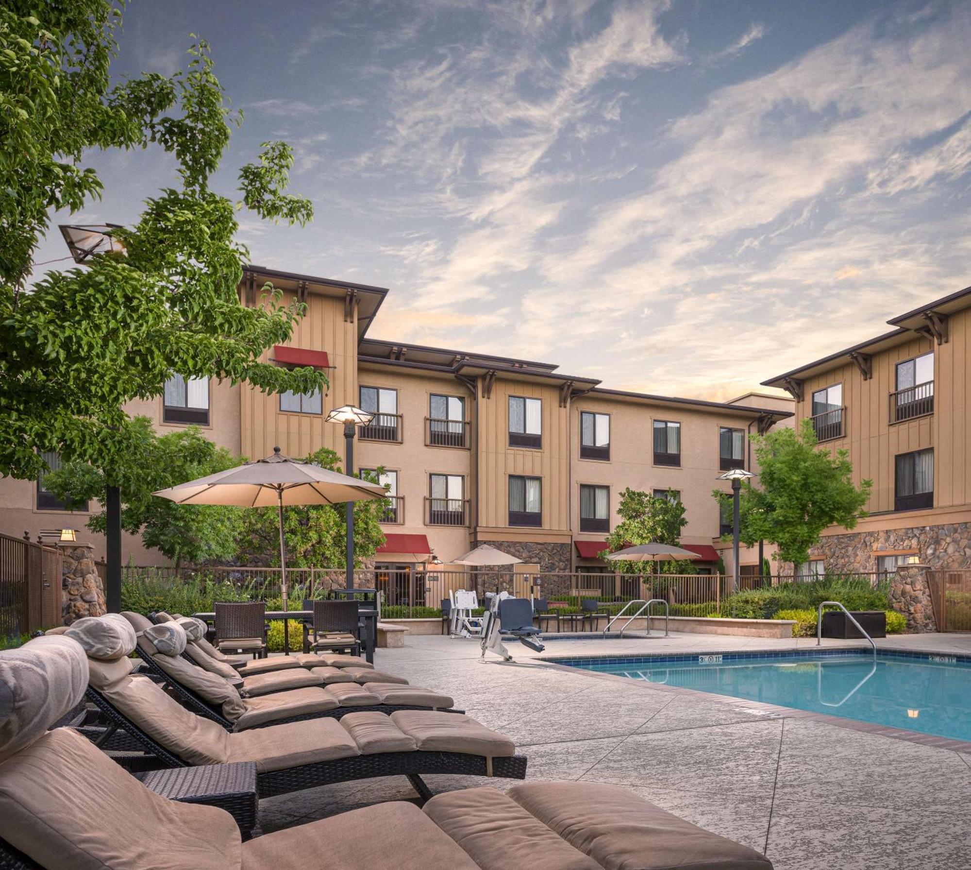 Hampton Inn & Suites Windsor-Sonoma Wine Country Екстериор снимка