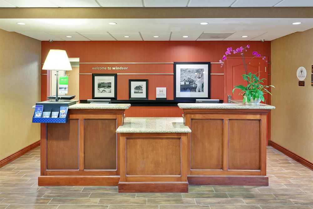 Hampton Inn & Suites Windsor-Sonoma Wine Country Екстериор снимка