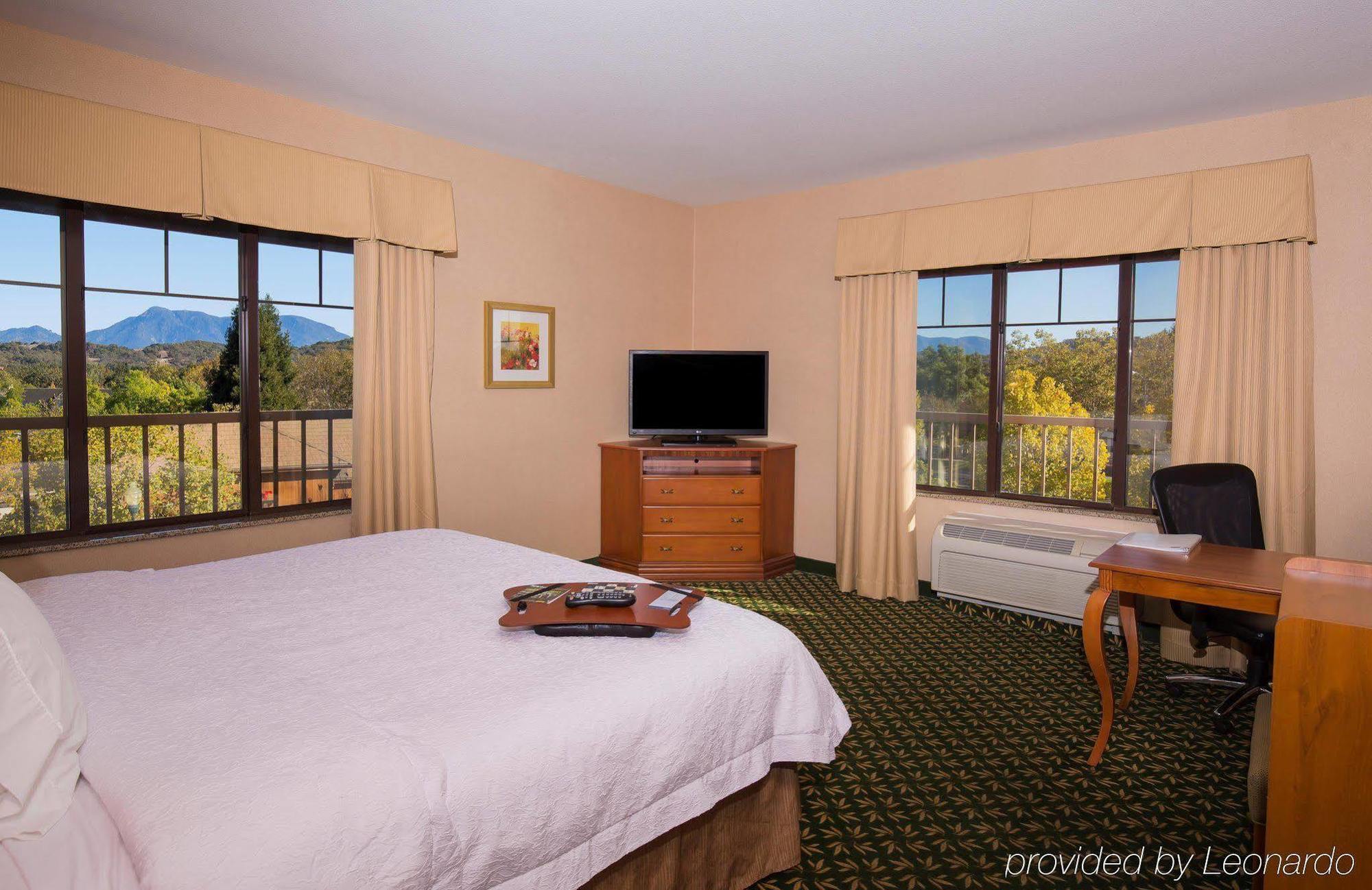 Hampton Inn & Suites Windsor-Sonoma Wine Country Екстериор снимка